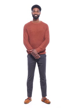 Beyaz arka plan önünde mutlu siyah adam