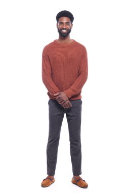 Beyaz arka plan önünde mutlu siyah adam