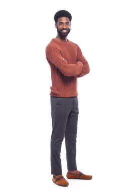 Beyaz arka plan önünde mutlu siyah adam