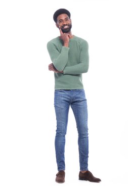 Beyaz arka plan önünde mutlu siyah adam