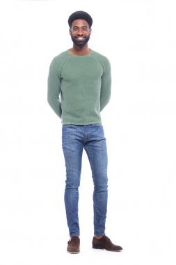 Beyaz arka plan önünde mutlu siyah adam