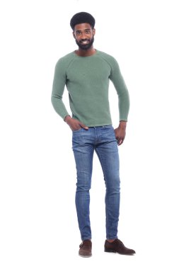 Beyaz arka plan önünde mutlu siyah adam