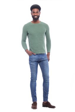 Beyaz arka plan önünde mutlu siyah adam