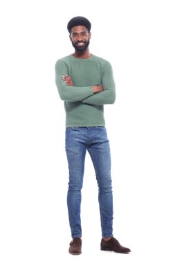 Beyaz arka plan önünde mutlu siyah adam