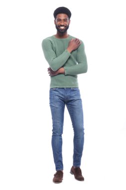 Beyaz arka plan önünde mutlu siyah adam