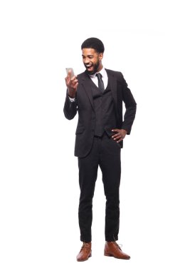 Beyaz arka plan önünde mutlu siyah adam