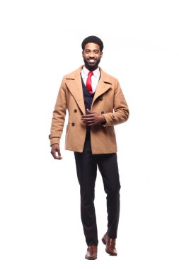 Beyaz arka plan önünde mutlu siyah adam