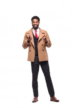 Beyaz arka plan önünde mutlu siyah adam