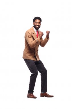 Beyaz arka plan önünde mutlu siyah adam