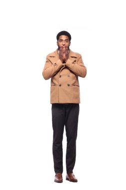 Beyaz arka plan önünde mutlu siyah adam