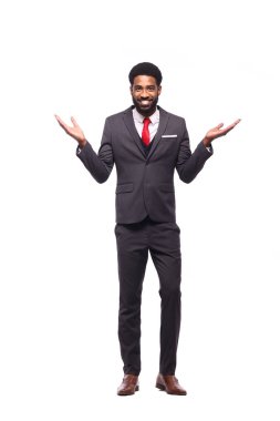 Beyaz arka plan önünde mutlu siyah adam