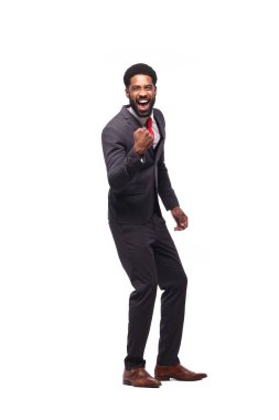 Beyaz arka plan önünde mutlu siyah adam