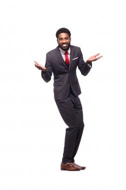 Beyaz arka plan önünde mutlu siyah adam