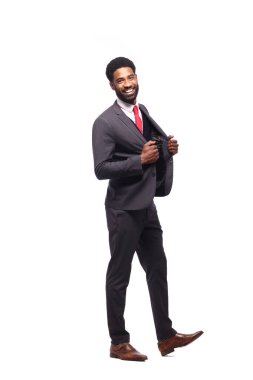 Beyaz arka plan önünde mutlu siyah adam