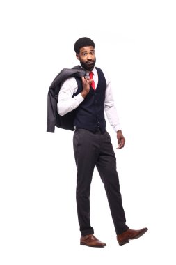 Beyaz arka plan önünde mutlu siyah adam