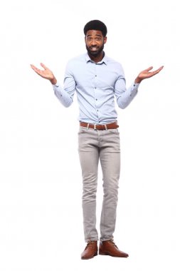 Beyaz arka plan önünde mutlu siyah adam