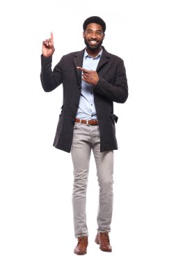 Beyaz arka plan önünde mutlu siyah adam