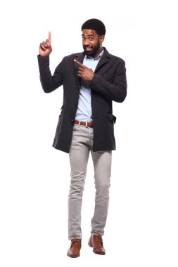 Beyaz arka plan önünde mutlu siyah adam