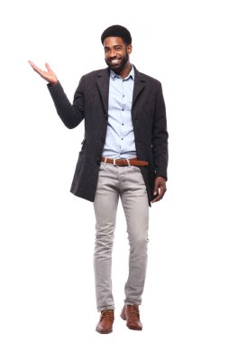 Beyaz arka plan önünde mutlu siyah adam