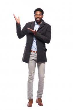 Beyaz arka plan önünde mutlu siyah adam