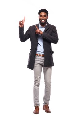 Beyaz arka plan önünde mutlu siyah adam