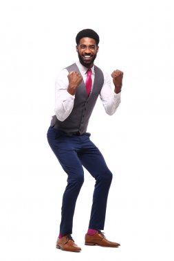 Beyaz arka plan önünde mutlu siyah adam