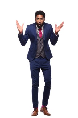 Beyaz arka plan önünde mutlu siyah adam