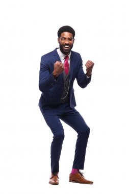 Beyaz arka plan önünde mutlu siyah adam