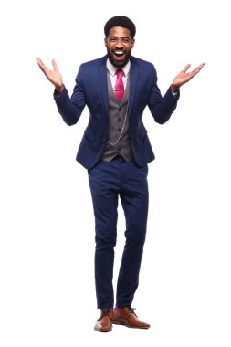 Beyaz arka plan önünde mutlu siyah adam