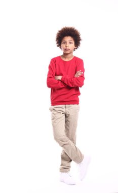 Beyaz arka plan önünde mutlu küçük çocuk