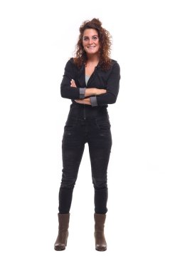 Beyaz arka plan önünde mutlu kadın