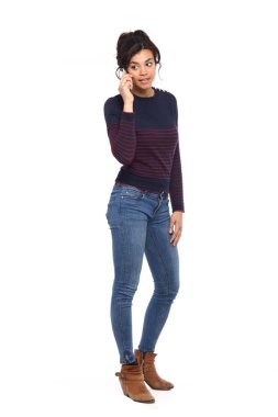 Güzel, mutlu genç bir kadın.