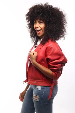 Güzel, mutlu genç bir kadın.