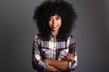 Güzel, mutlu, siyah bir kadının portresi.