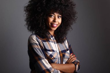 Güzel, mutlu, siyah bir kadının portresi.