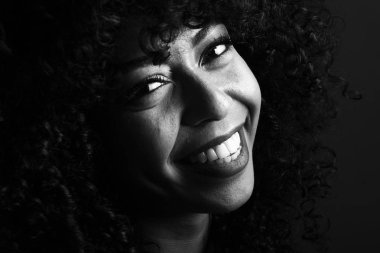 Güzel, mutlu, siyah bir kadının portresi.