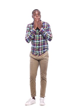 Beyaz arka plan önünde mutlu siyah adam