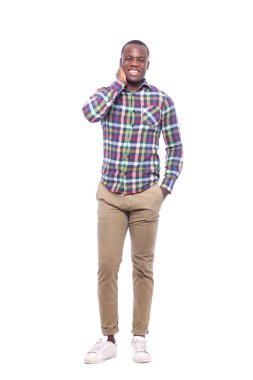 Beyaz arka plan önünde mutlu siyah adam