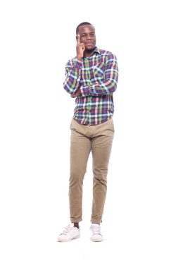 Beyaz arka plan önünde mutlu siyah adam