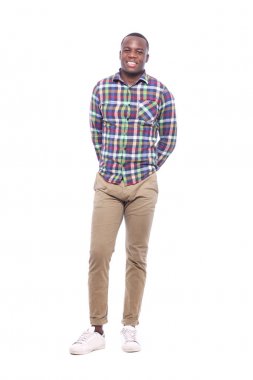 Beyaz arka plan önünde mutlu siyah adam