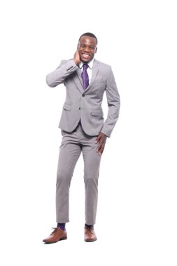 Beyaz arka plan önünde mutlu siyah adam