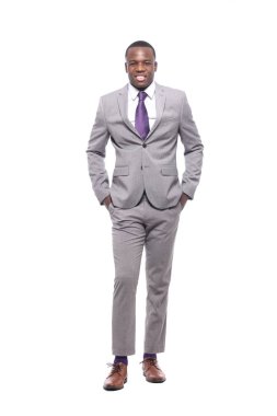 Beyaz arka plan önünde mutlu siyah adam