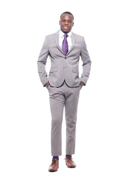 Beyaz arka plan önünde mutlu siyah adam