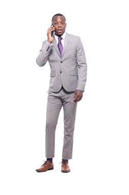 Beyaz arka plan önünde mutlu siyah adam