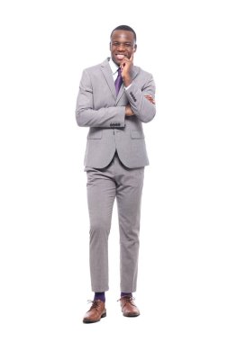 Beyaz arka plan önünde mutlu siyah adam