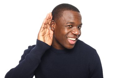 Beyaz arka plan önünde mutlu siyah adam