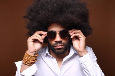 Mutlu bir afro adam portresi