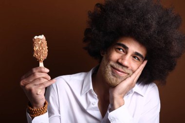 Mutlu bir afro adam portresi