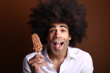 Mutlu bir afro adam portresi