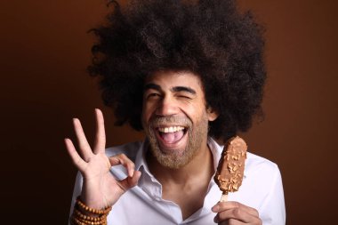 Mutlu bir afro adam portresi